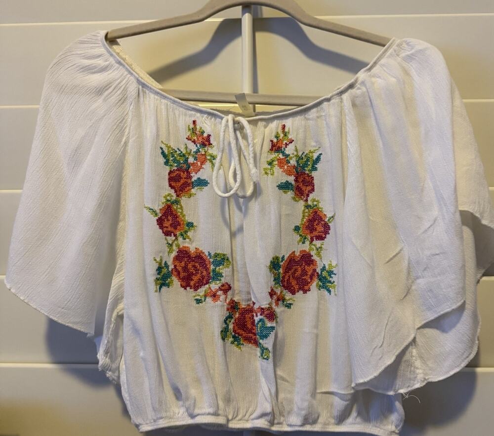 Truth White Lightweight Emboridered Rose Flutter Sleeve Cropped Top Size Medium
